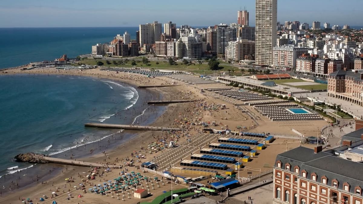 En Mar del Plata se puede desayunar sobre el mar.