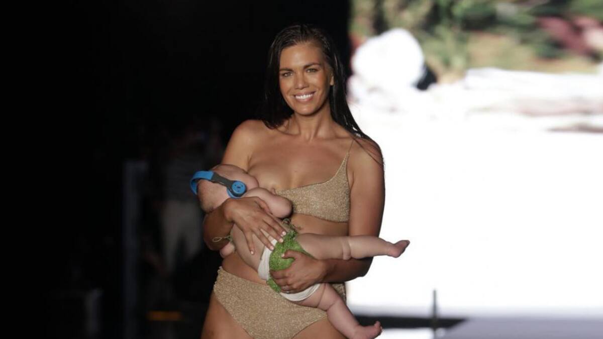 Mara Martin - Modelo desfila amamantando a su bebé
