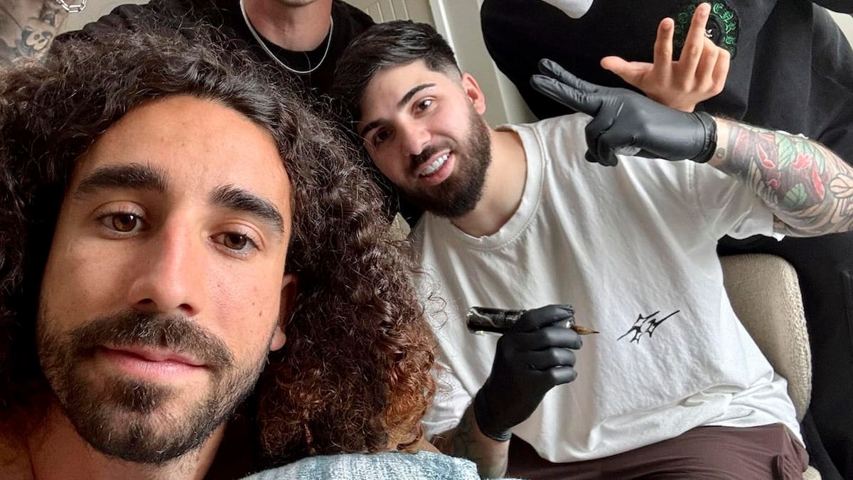 Marc Cucurella cumplió la promesa que hizo en el Mundial 2026 y se tatuó la cara de Luis de la Fuente: el curioso diseño
