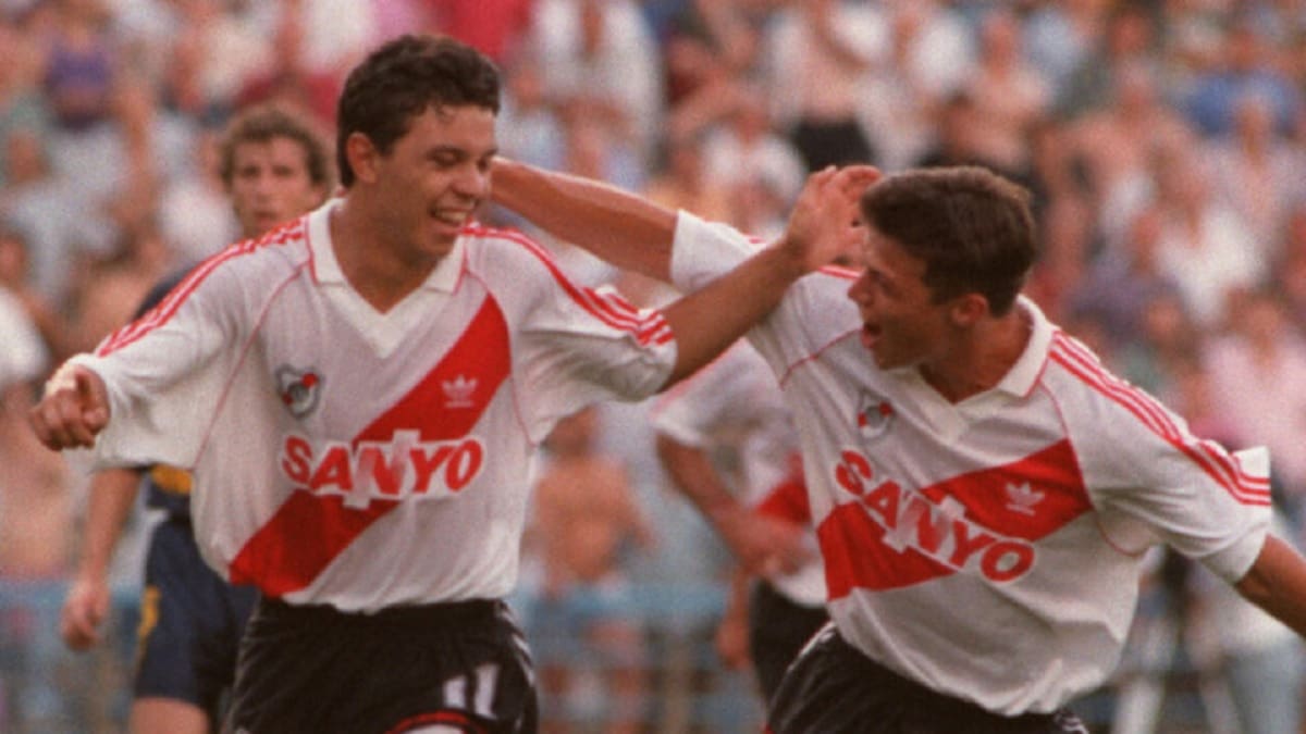 Marcelo Gallardo festeja su primer gol en un Superclásico.