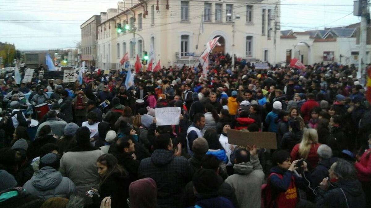 Marcha de estatales en Santa Cruz (DYN)