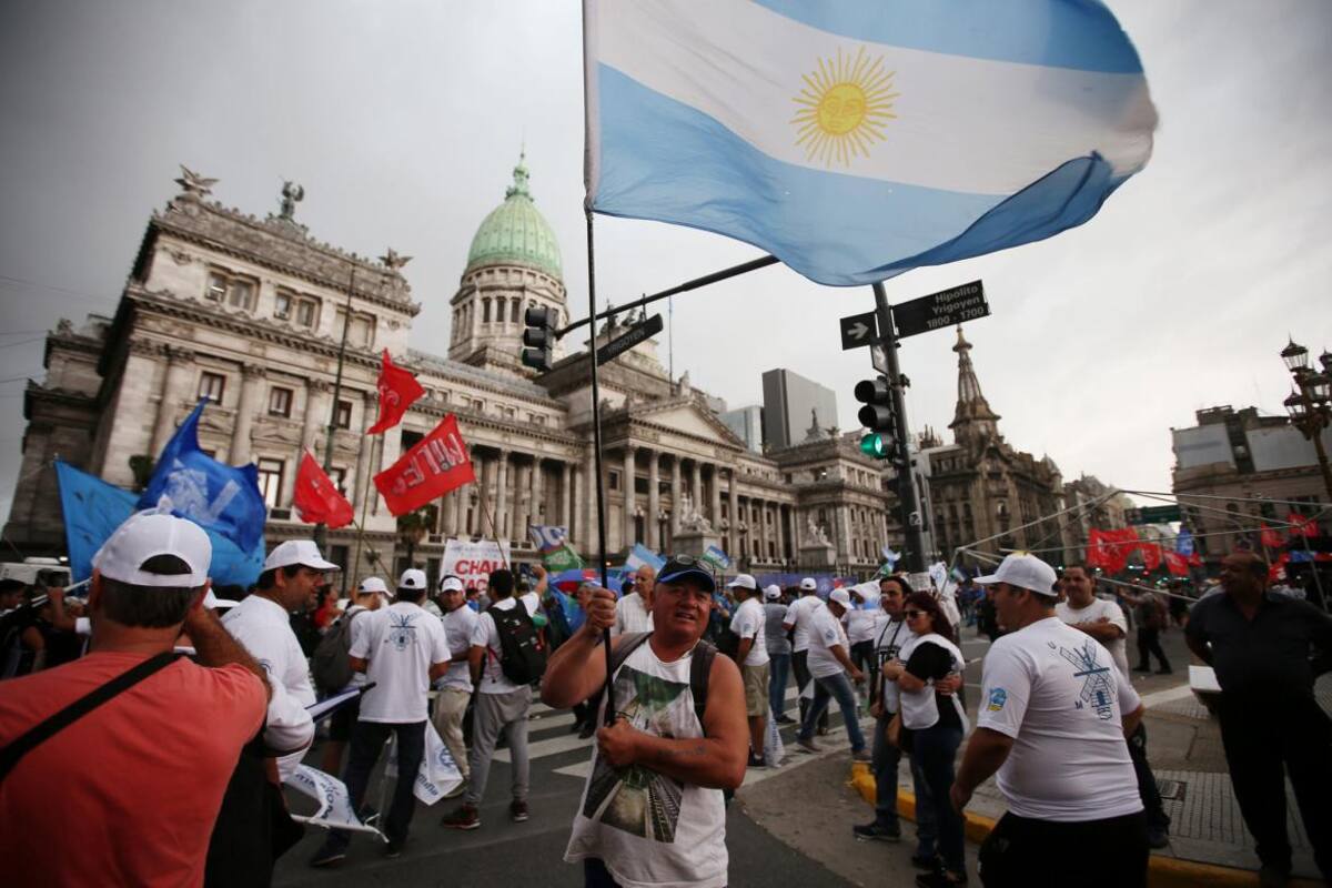 Marcha de gremios y pymes contra la política económica del Gobierno, Reuters