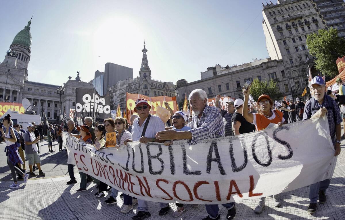 Marcha de Jubilados en el Congreso. FOTO: CLAUDIO FANCHI/ NA.