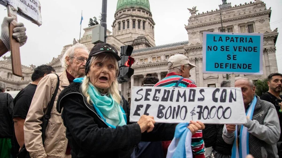 Marcha de jubilados en el Congreso: tensión y enfrentamiento entre policías y manifestantes