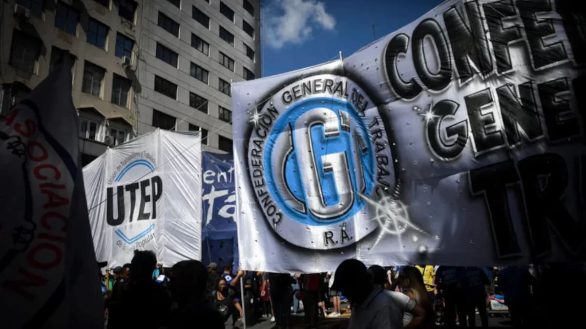 La CGT marchó al Congreso con la amenaza vigente de un paro general en caso de aprobarse la reforma laboral.