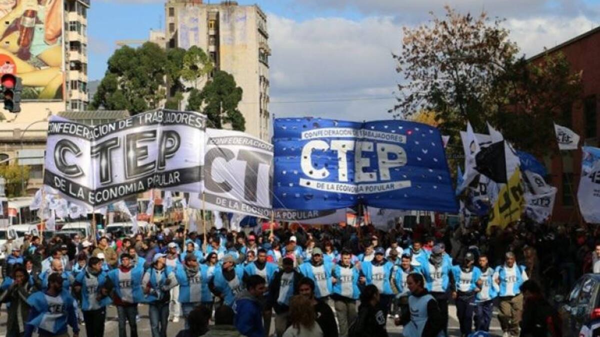 Marcha de organizaciones sociales en centro porteño por Día del Trabajador