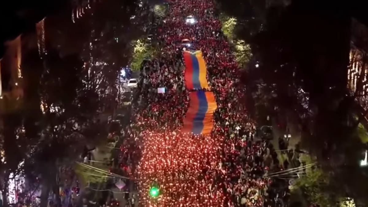 La impresionante marcha de las antorchas para conmemorar un nuevo aniversario del genocidio armenio