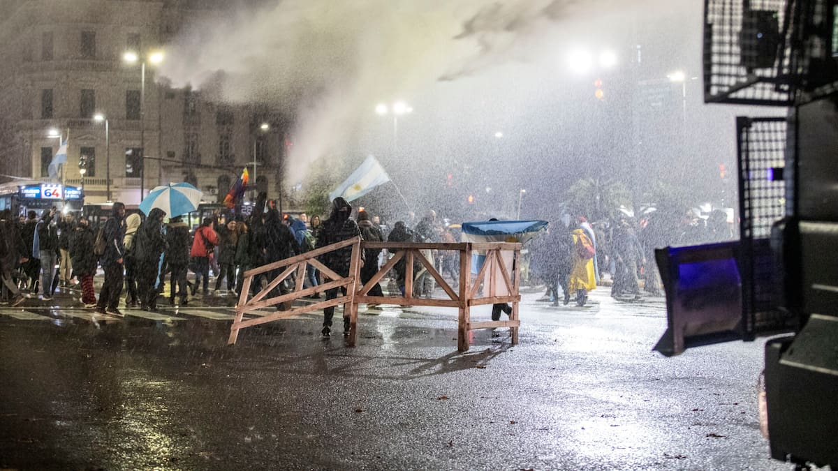 Corridas y tensión en el Congreso: las fotos de los incidentes en la marcha contra de la Ley de Propiedad Privada