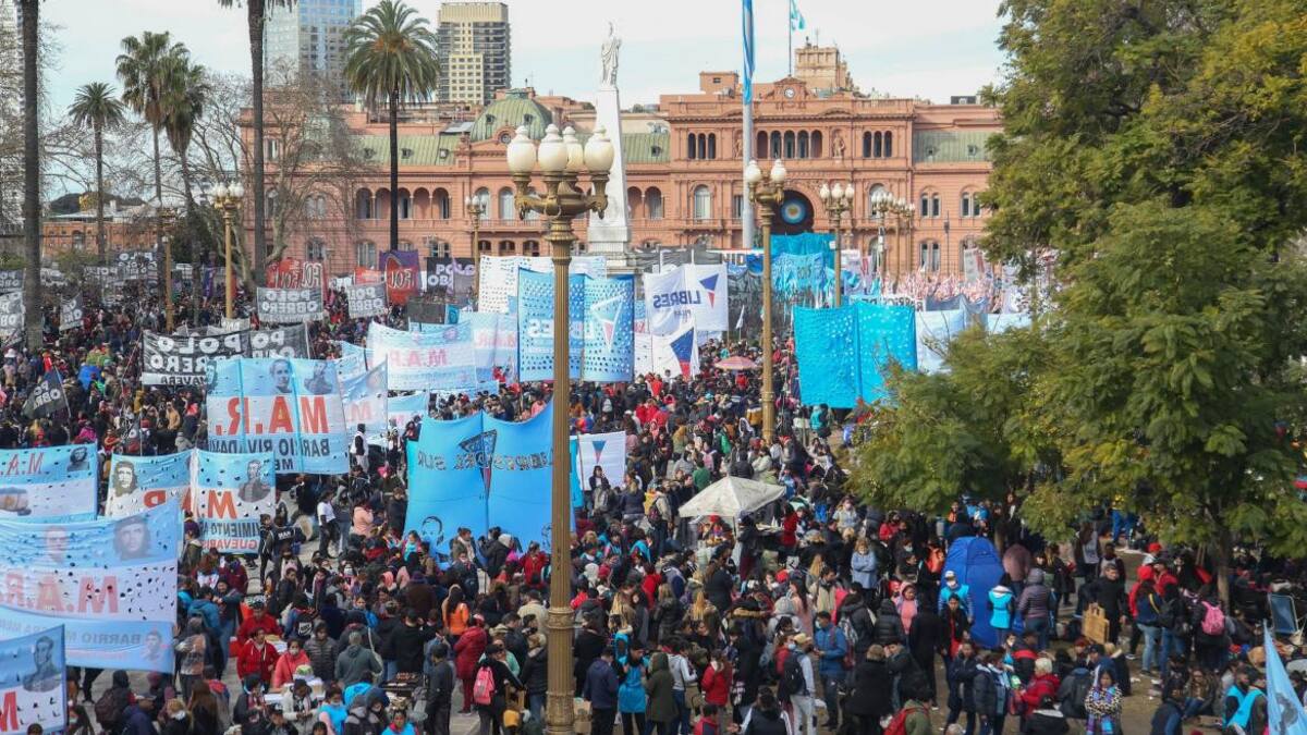 Marcha en plaza de Mayo, NA