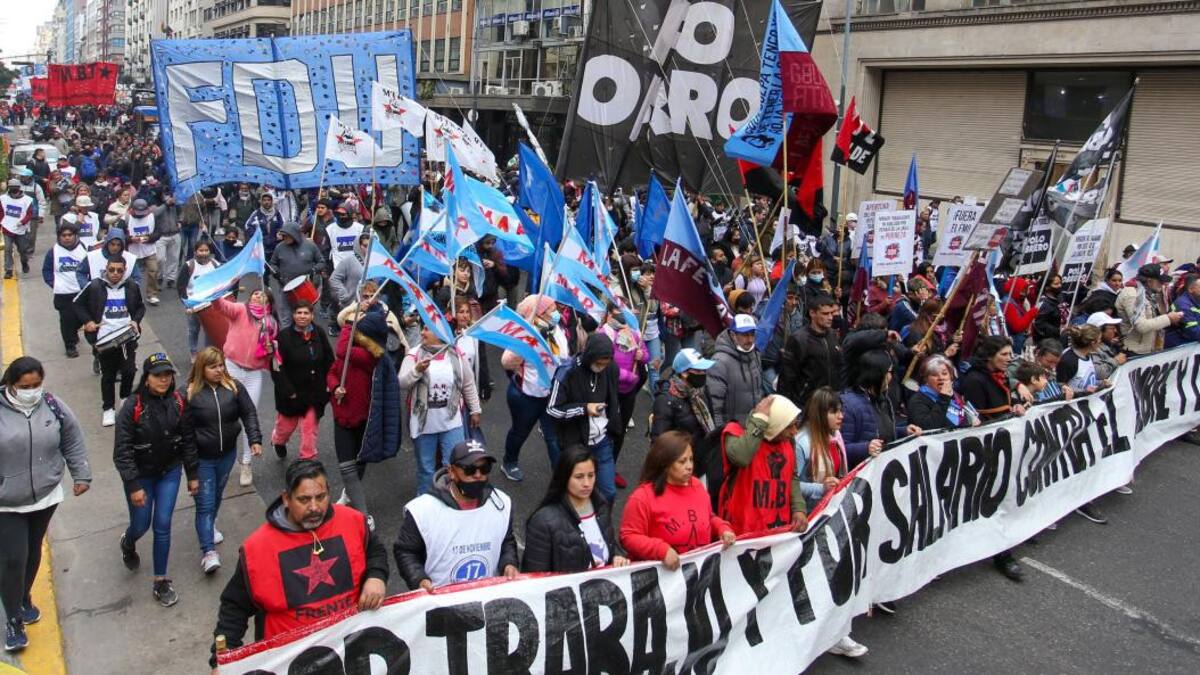 Marcha de antorchas de la Unidad Piquetera y amenaza de acampe en la Plaza de Mayo