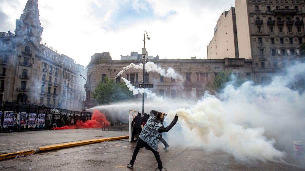 Personas arrojan piedras contra la Policía en la Marcha Federal Universitaria.