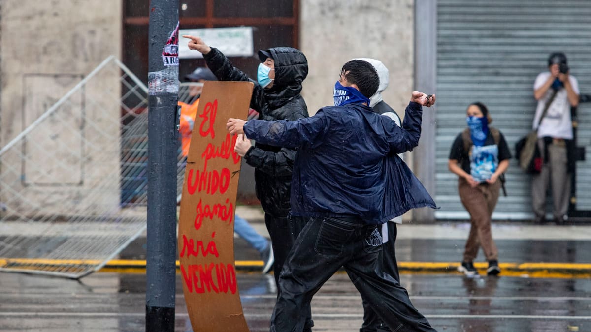 Personas arrojan piedras contra la Policía en la Marcha Federal Universitaria.
