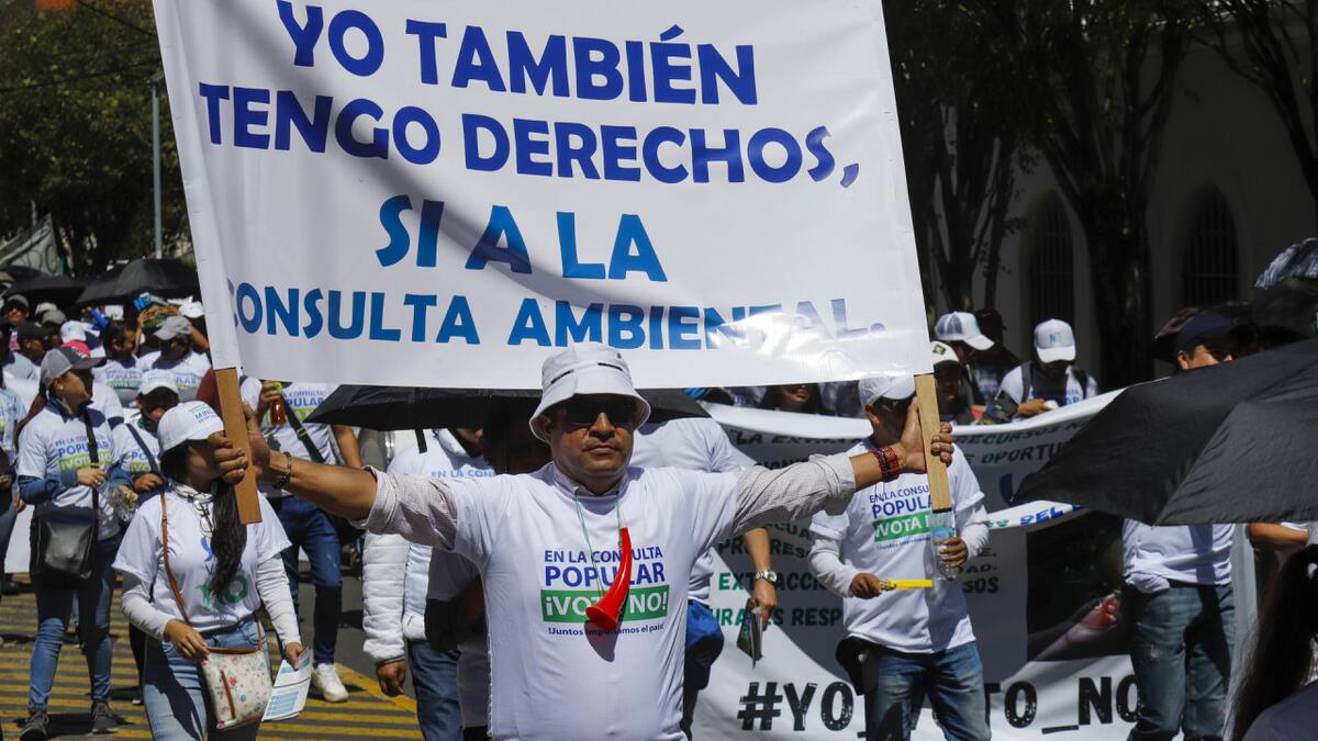Marchan en Ecuador para votar "No" a prohibir petróleo en Yasuní. Foto: EFE