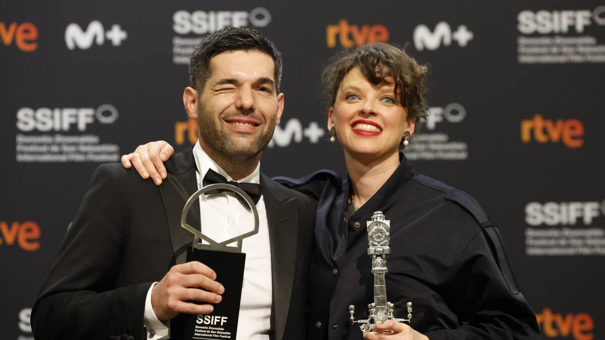 María Alché y Benjamín Naishtat con el Premio del Jurado a Mejor Guion por "Puan". Foto: EFE.