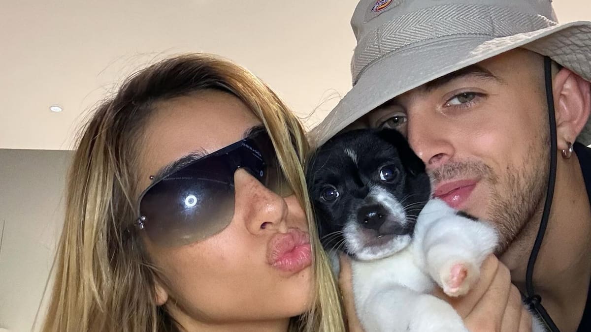 María Becerra junto a sus perros.