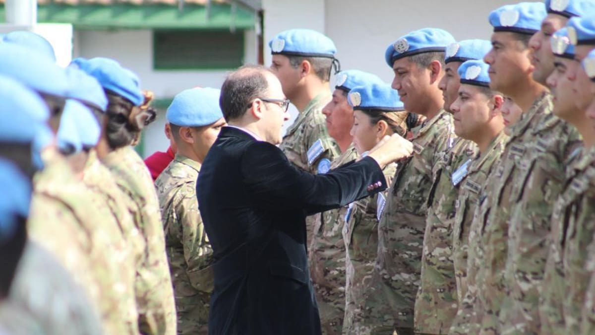 Mariano Caucino entregando medallas a los soldados argentinos en la fuerza de paz de Naciones Unidas en Chipre