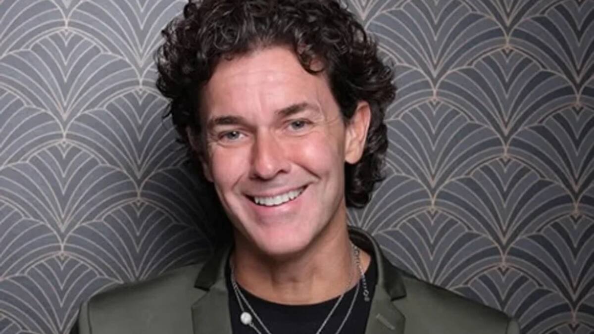 Mariano Martínez, a los besos en un boliche: ¿quién es la famosa cantante con la que se lo vio?