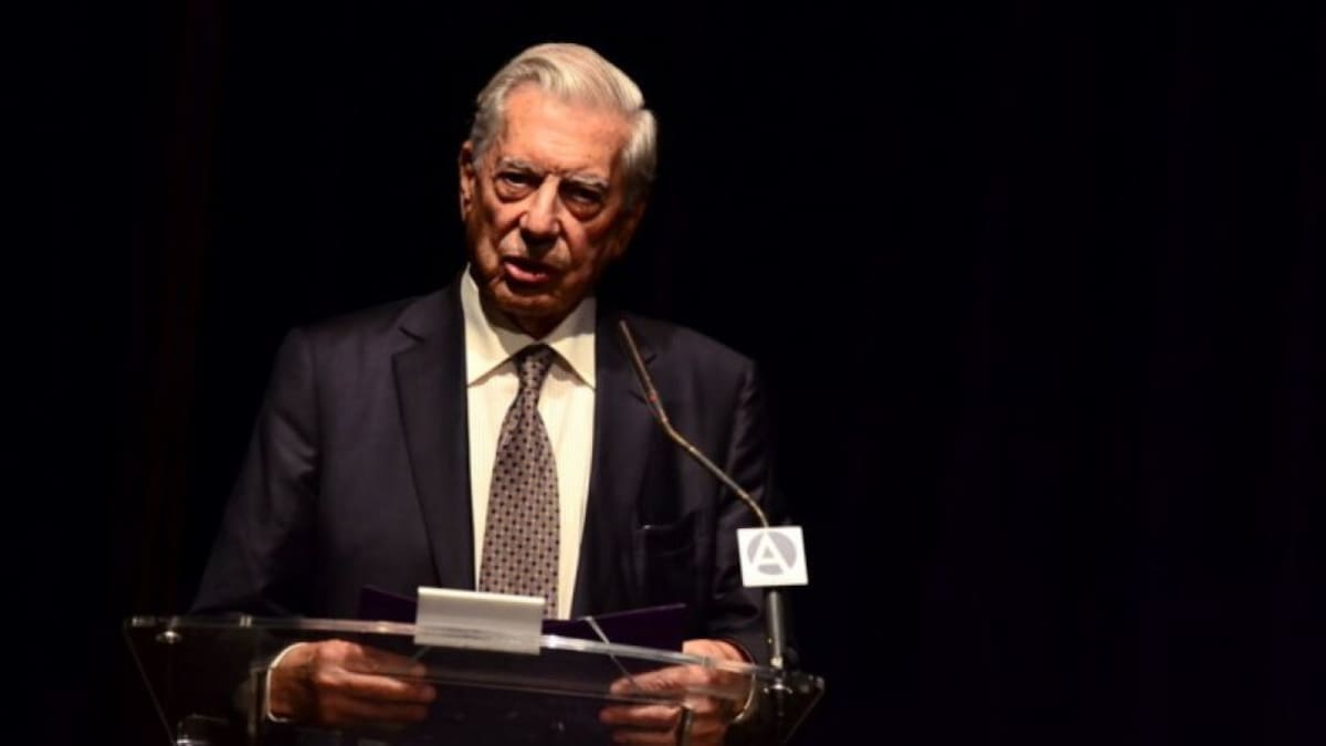 Internaron a Mario Vargas Llosa de urgencia en Madrid tras haberse contagiado de Covid-19