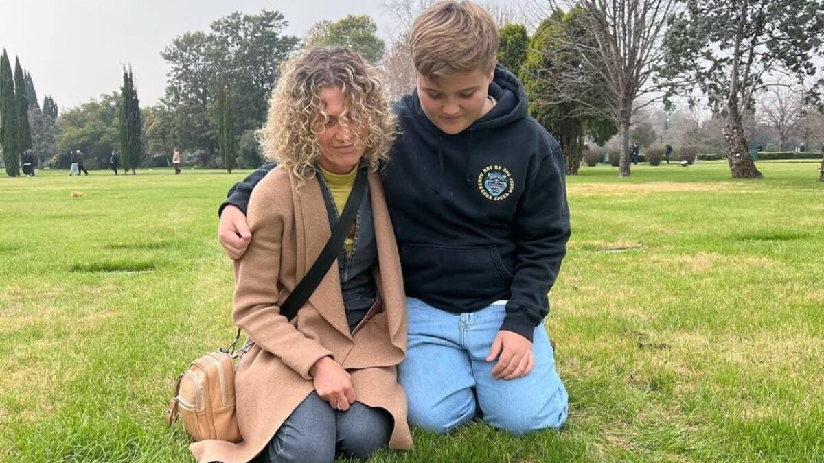 Maru Botana, acompañada por uno de sus hijos, en la tumba de su hijo Facundo, quien falleció en 2008. Foto: Instagram / marubotanaok.