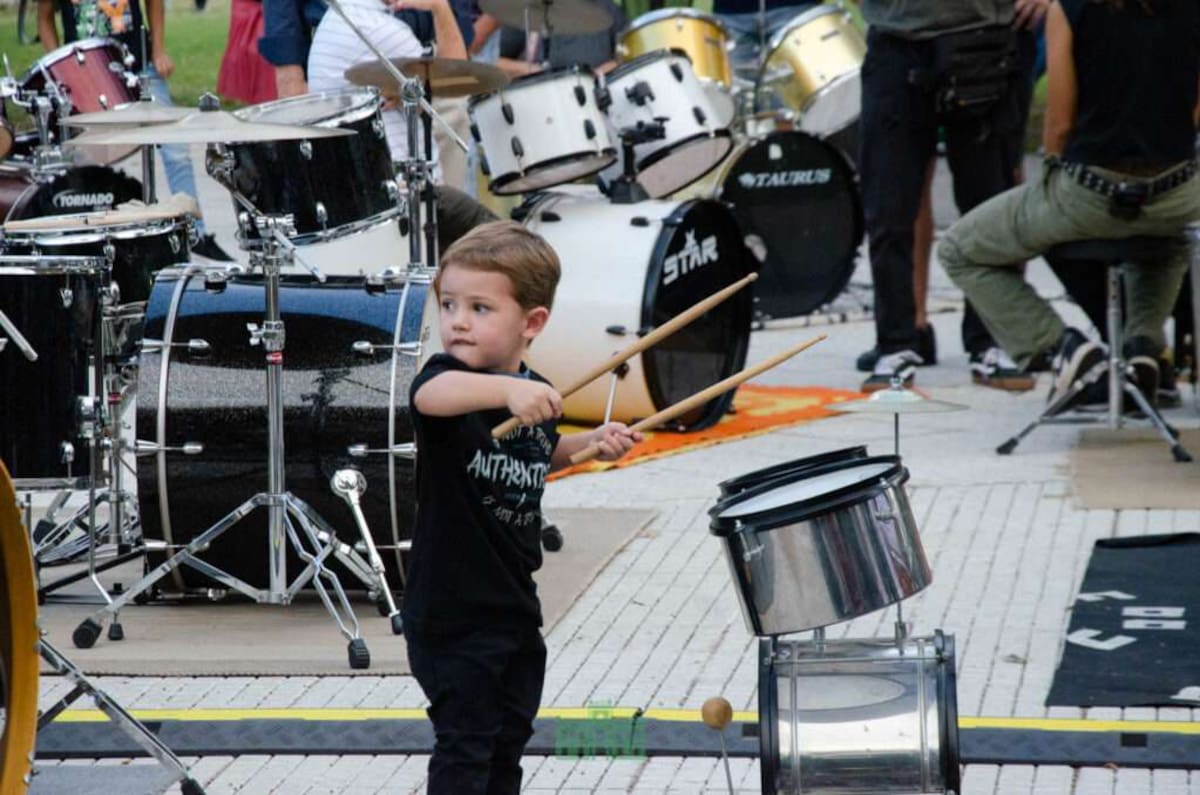 Cientos de músicos participarán del encuentro “Baterías a la Plaza” en el Parque Arroyo Vega, donde interpretarán clásicos del rock en forma sincronizada y con entrada gratuita.