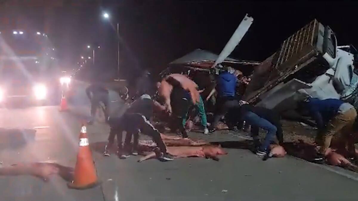 Más de 50 personas saquearon un camión que volcó en San Luis. Foto: captura de pantalla.