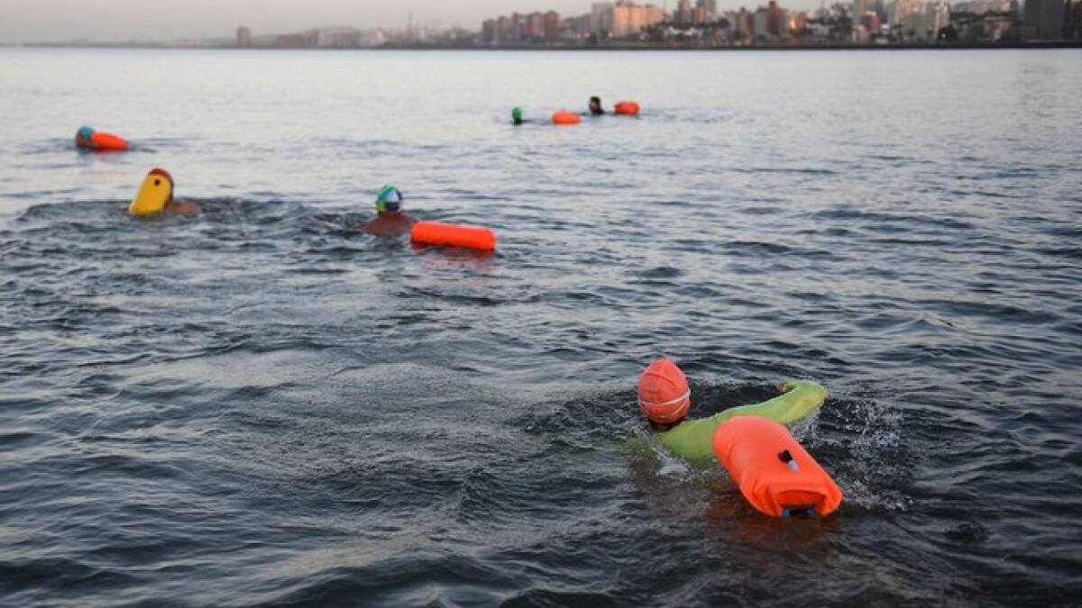 Más de 80 nadadores compitieron en Montevideo y se intoxicaron. Foto X @RadioUruguayUy
