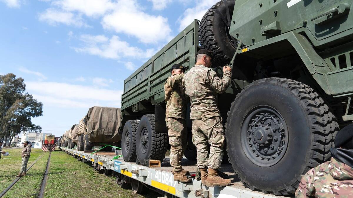 Más de 80 vehículos de combate fueron trasladados a través de las vías del litoral hacia el Chaco.