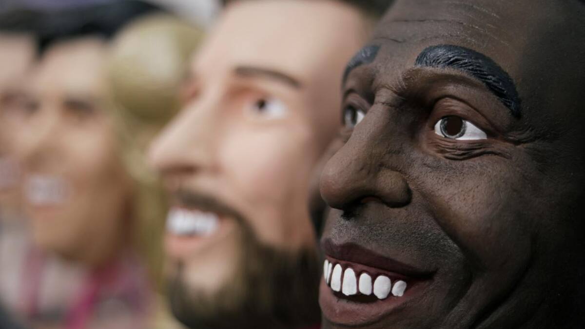 Máscaras de las estrellas del Mundial, Maradona, Messi y Pelé, Reuters