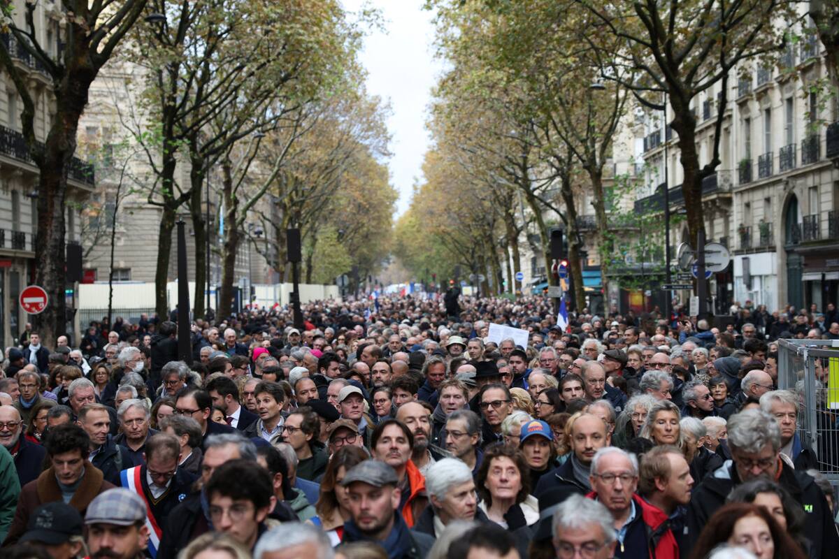 Masiva conglomeración de franceses contra el antisemitismo. Foto: Reuters