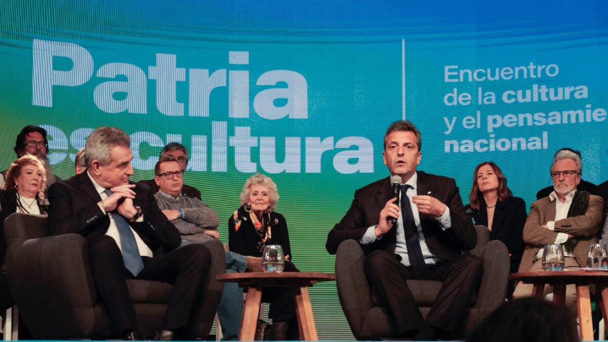 Massa en acto junto a personalidades de la cultura