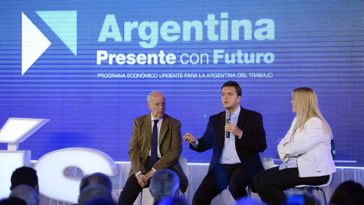 Massa, Stolbizer y Lavagna en plenario económico de 1Pais (DYN)