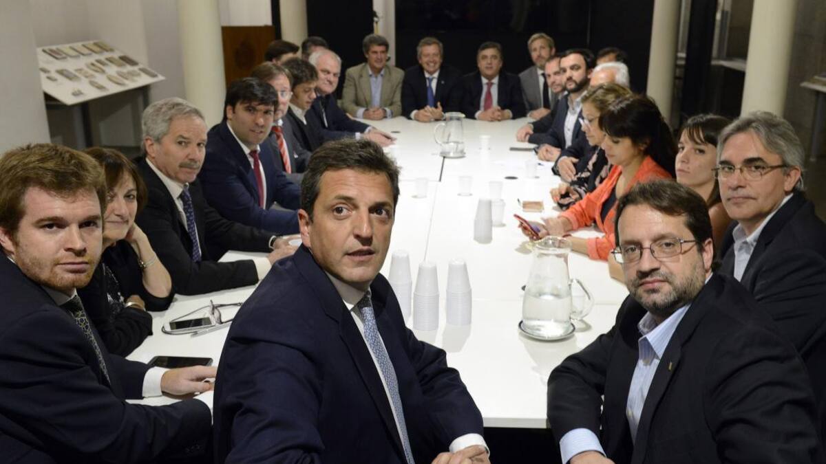 Massa y diputados (DYN)