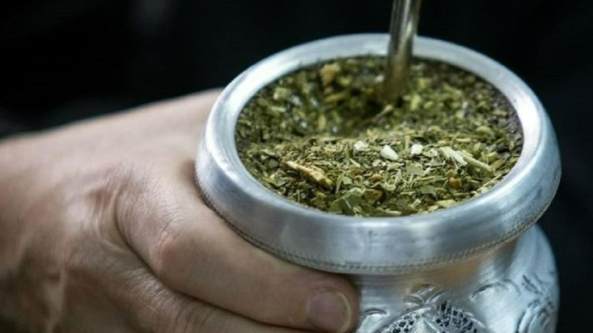 La ANMAT prohibió una marca de yerba. Foto NA.