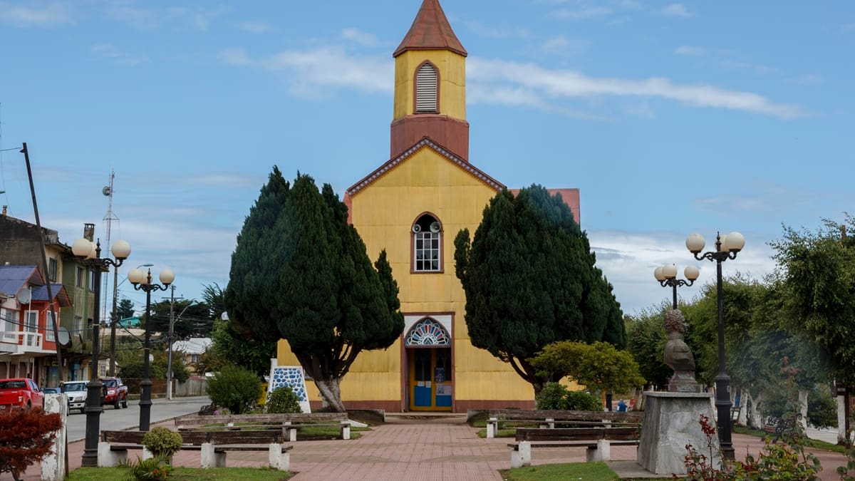 Maullín limita al norte con Los Muermos, al este con Puerto Montt y Calbuco, al sur con el canal de Chacao y al oeste con el océano Pacífico.