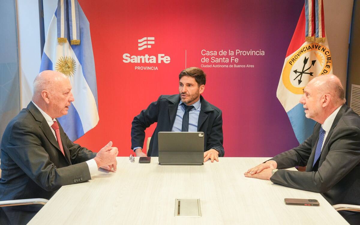 Maximiliano Pullaro junto a otros gobernadores.