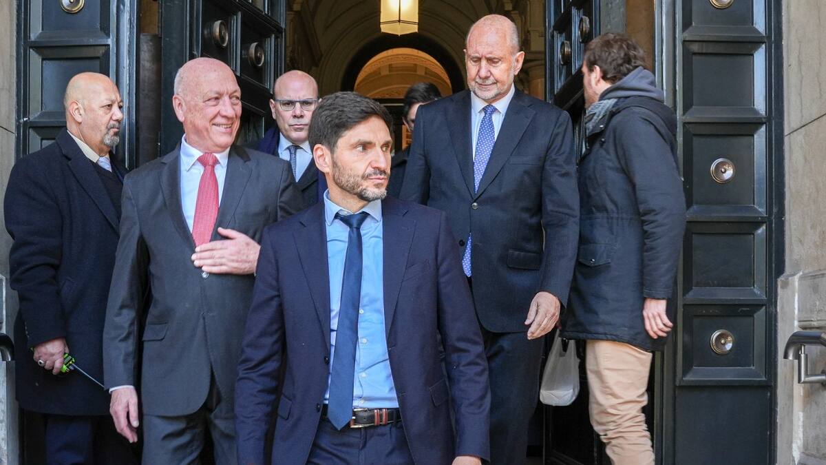 Maximiliano Pullaro junto a otros gobernadores.