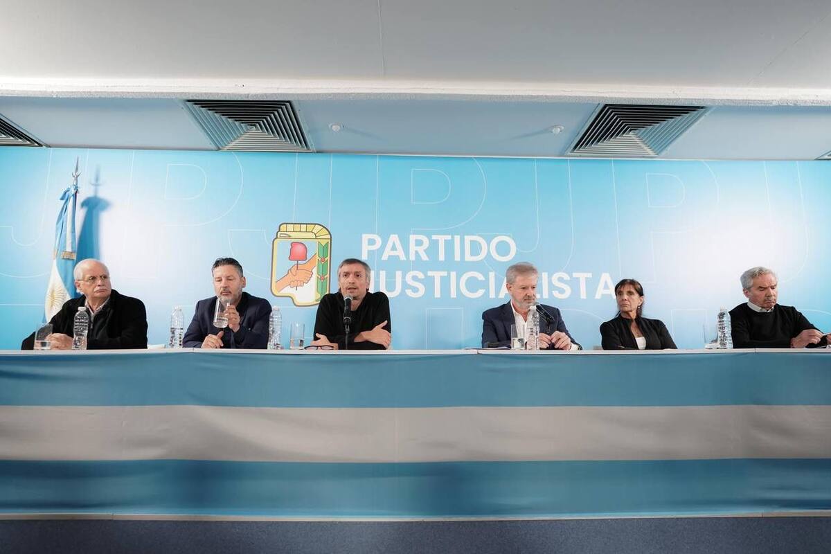 Máximo Kirchner con medios internacionales en al sede del PJ.