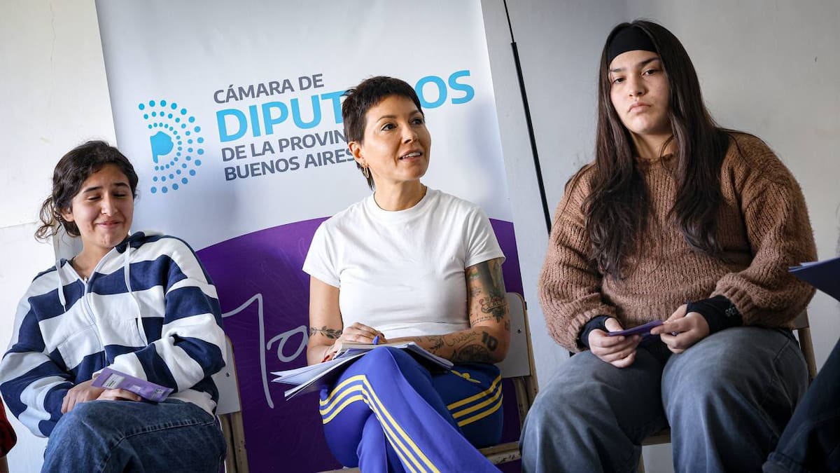 Mayra Mendoza se juntó con estudiantes en Pergamino y pidió “escuchar a los jóvenes para construir la escuela que queremos”