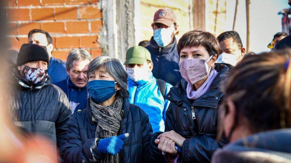 Mayra Mendoza junto a los vecinos de Itati afectados por el incendio