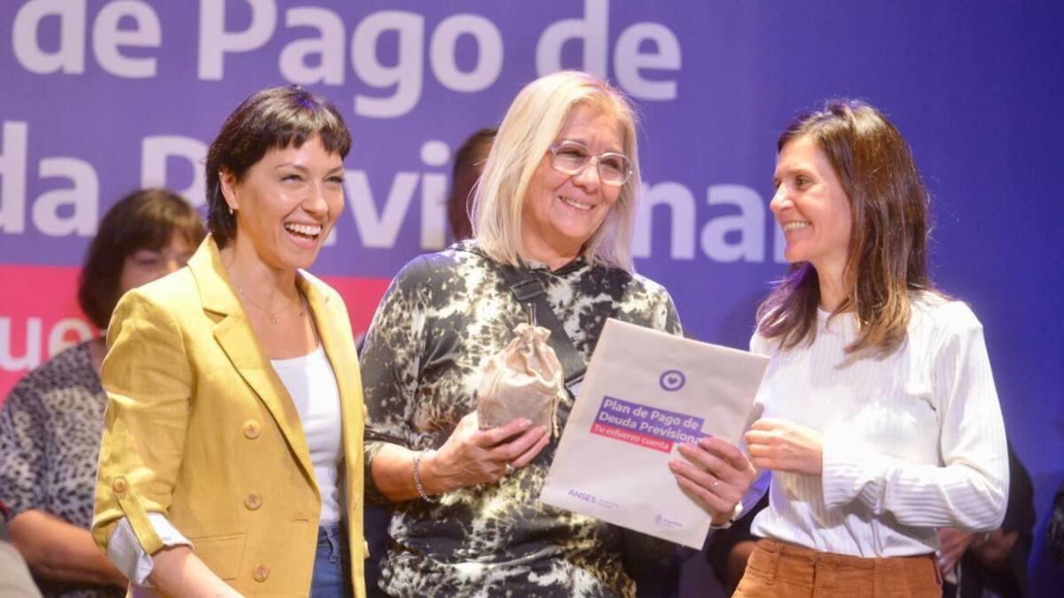 Mayra Mendoza y Fernanda Raverta entregaron más de 650 resoluciones jubilatorias a personas mayores en Quilmes. Foto: Prensa.