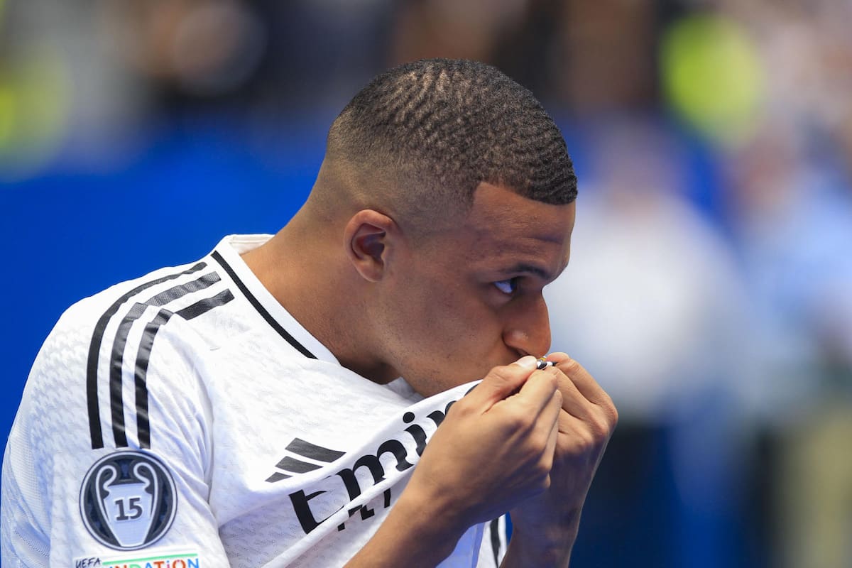 Mbappé y los besos al escudo del Real Madrid. Foto: EFE.