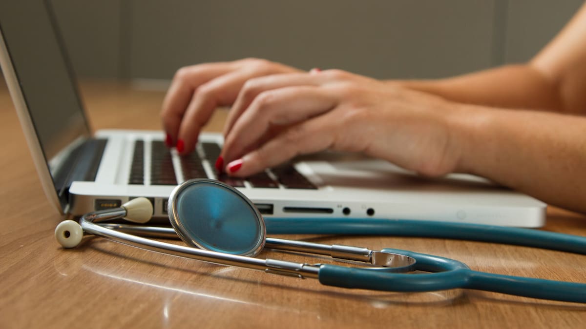 Médico, consulta. Foto: Unsplash
