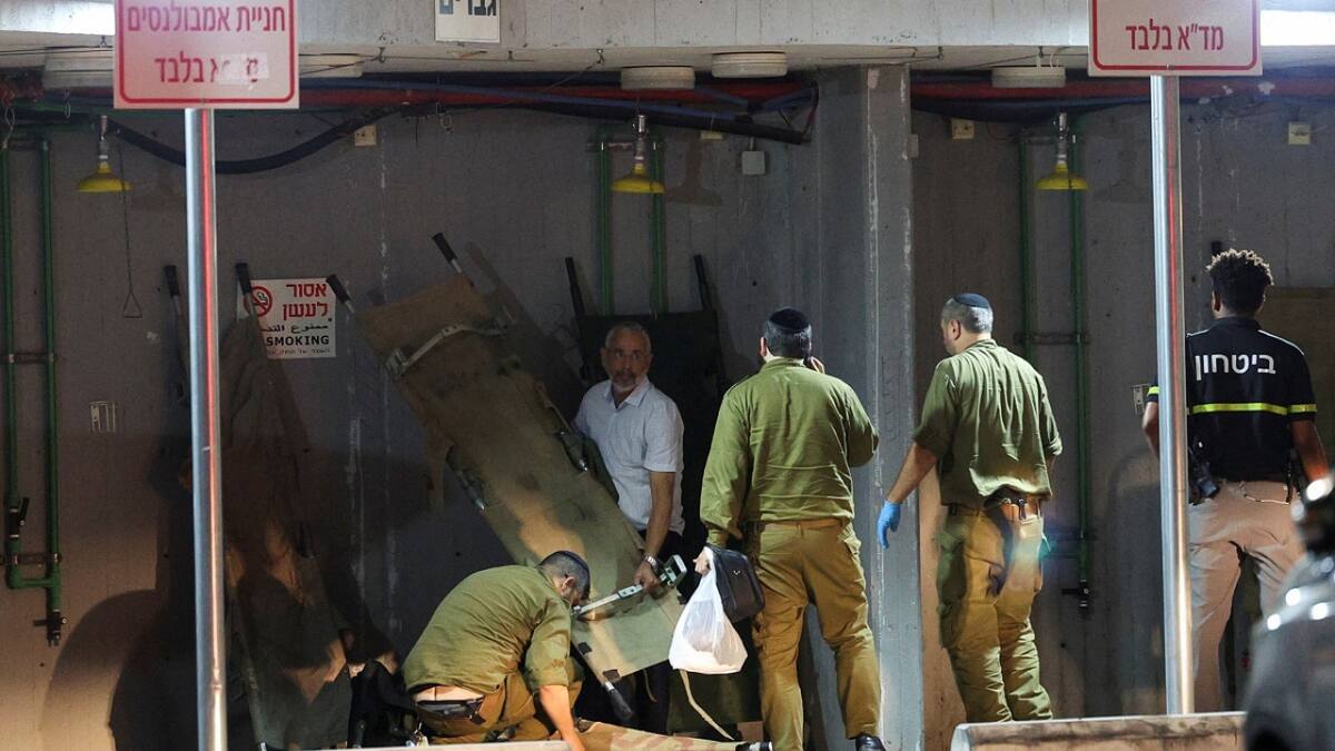 Médicos del Sheba Medical Centre en acción tras ataque de Hezbollah con drones. Foto: Reuters.