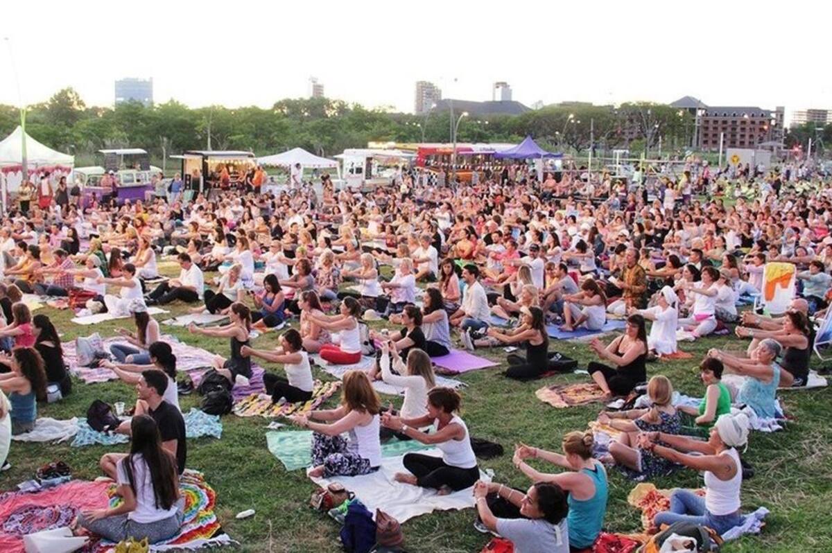 Meditación masiva en costa de Vicente López