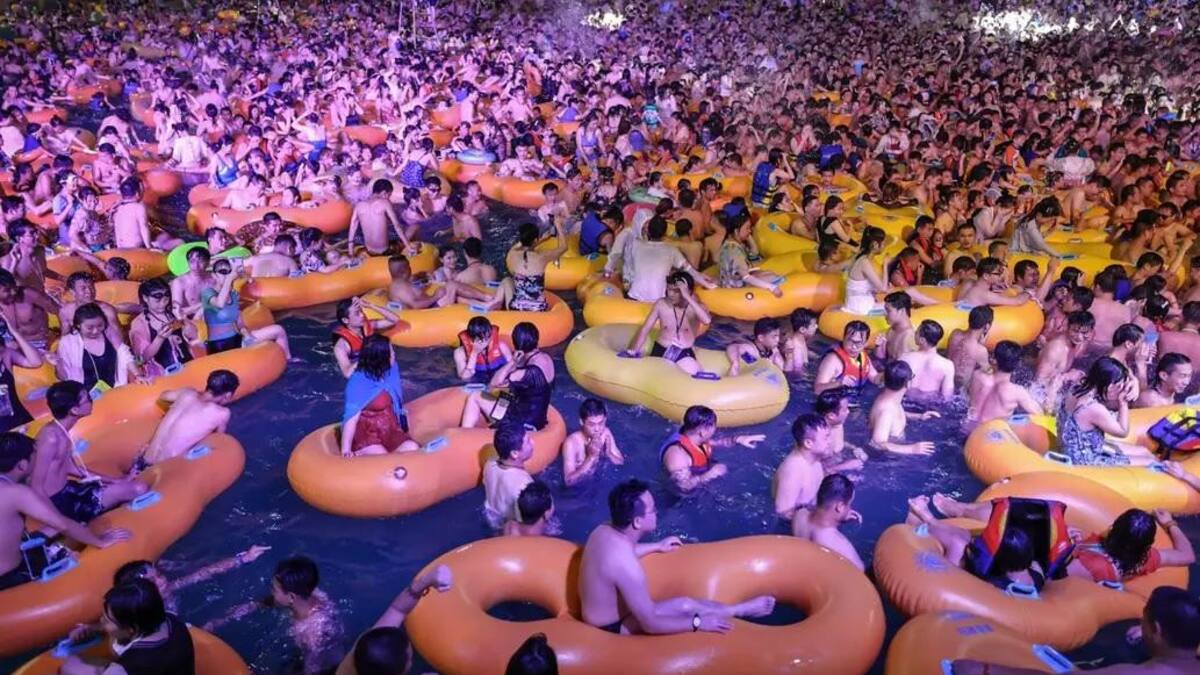 Megafiesta electrónica en una pileta de Wuhan, en el corazón de China y centro del coronavirus, Foto AFP