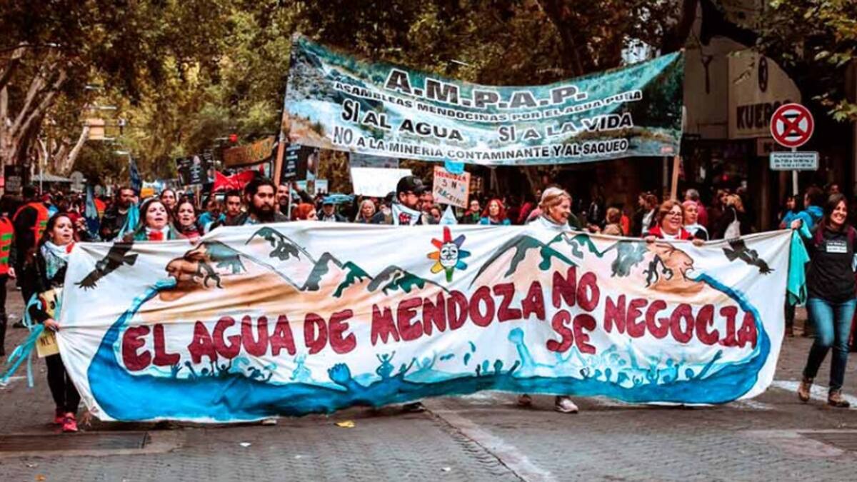 El Senado mendocino decide si aprueba el proyecto de una minera de cobre mientras que una movilización llega desde Uspallata hasta la Legislatura Provincial para manifestarse en contra.