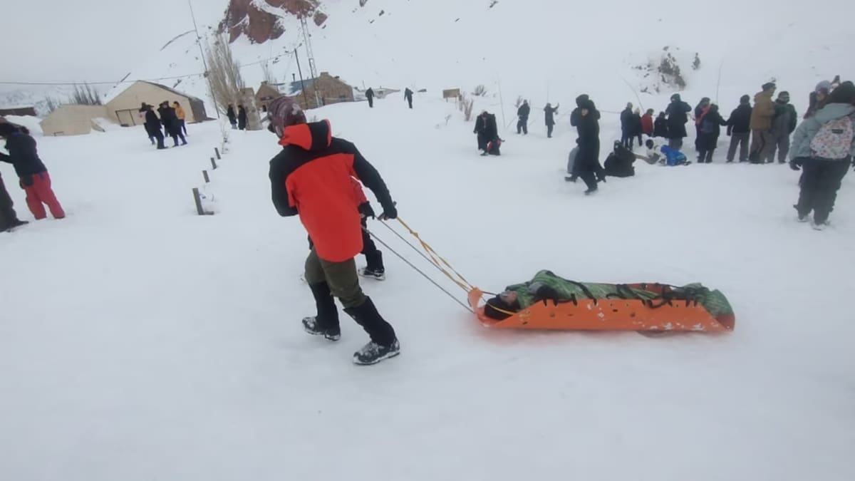 Alerta en Mendoza: un intenso viento blanco obligó a evacuar a más de 200 turistas en Puente del Inca