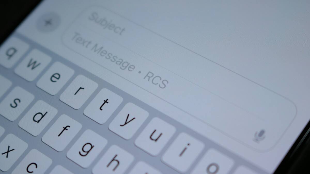 Mensajes de texto; conversaciones; chats.