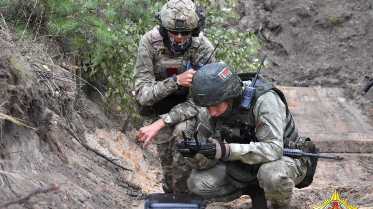 Mercenario Wagner y soldado bielorruso en entrenamiento conjunto. Foto: Reuters.