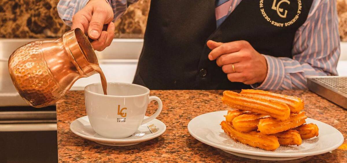 Merienda en La Giralda: chocolate con churros. Foto: Pato Daniele